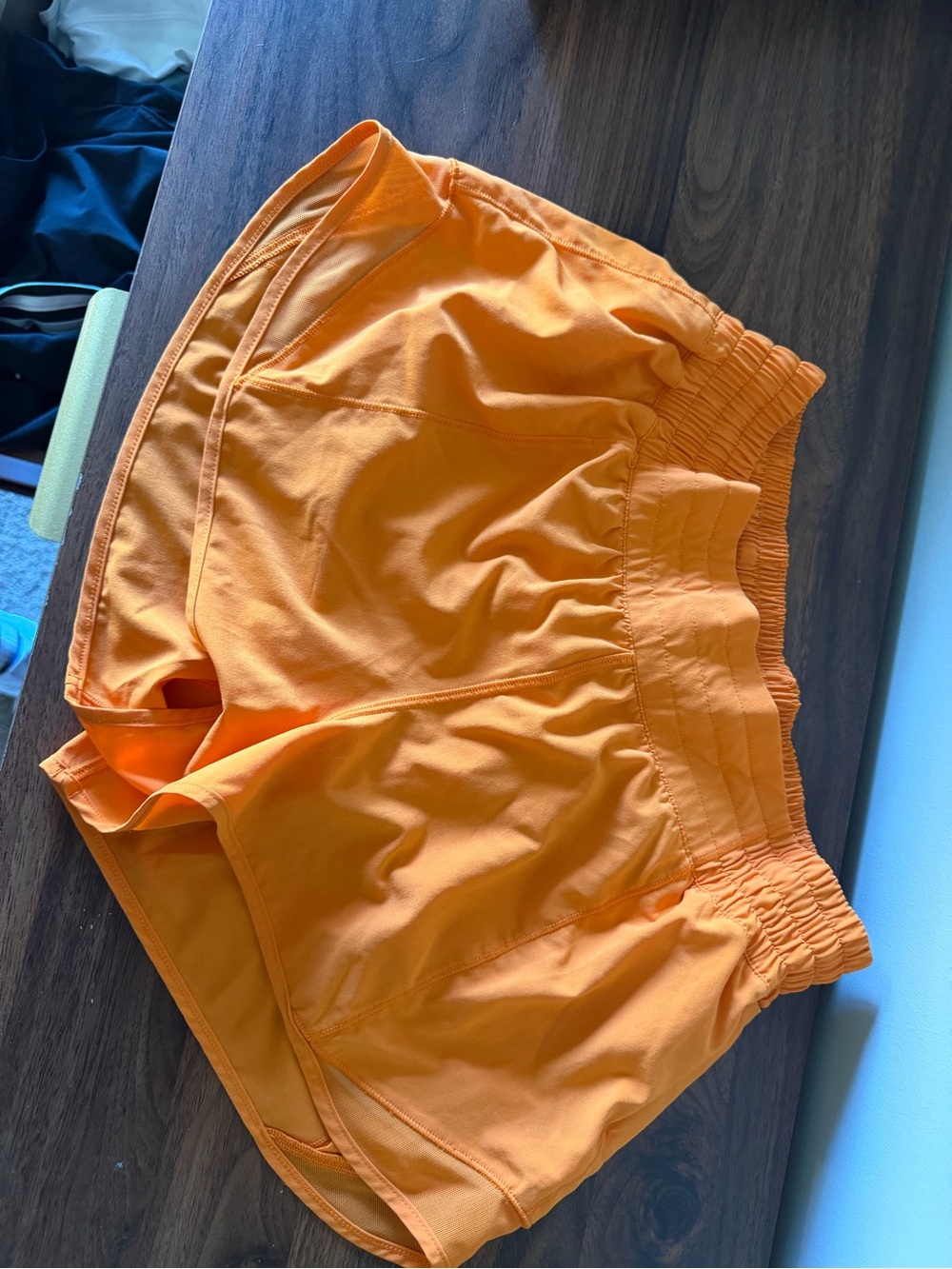 lululemon athletica HOTTY HOT HIGH RISE 2.5 size 8 LIT ORANGE